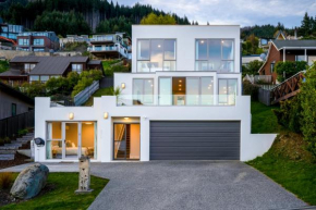 Alpine Luxury Retreat with Hot Tub, Queenstown